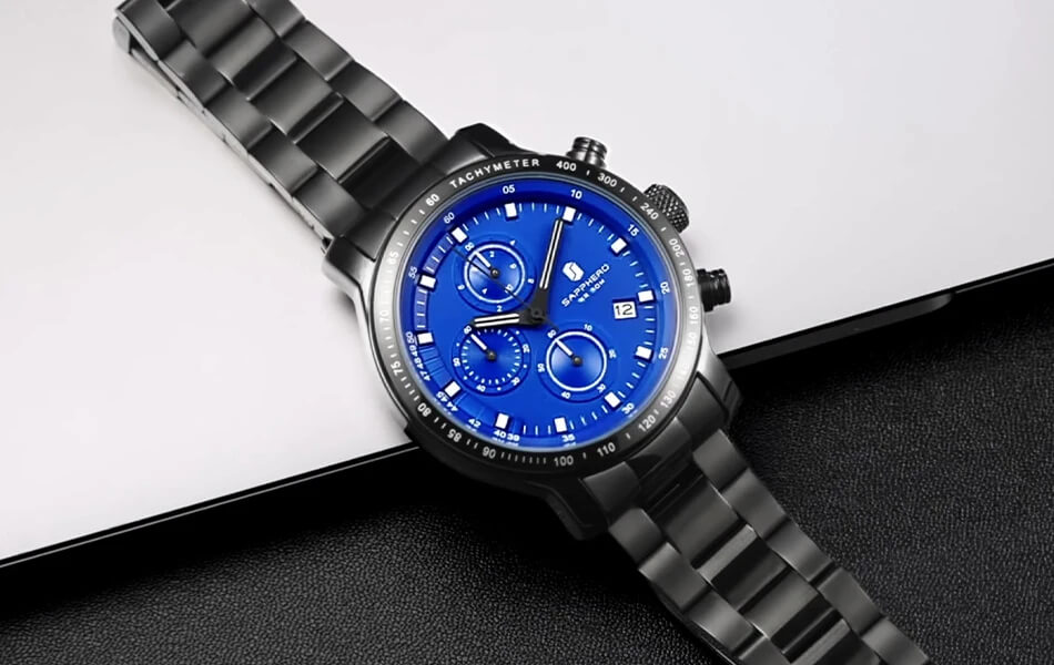 Zegarek chronograf z czarną bransoletą i niebieską tarczą na czarno-białym tle