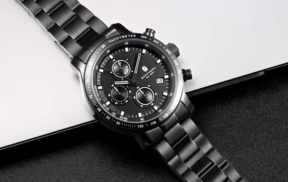 Zegarek chronograf w czarnym wykończeniu z czarną tarczą na czarno-białym tle