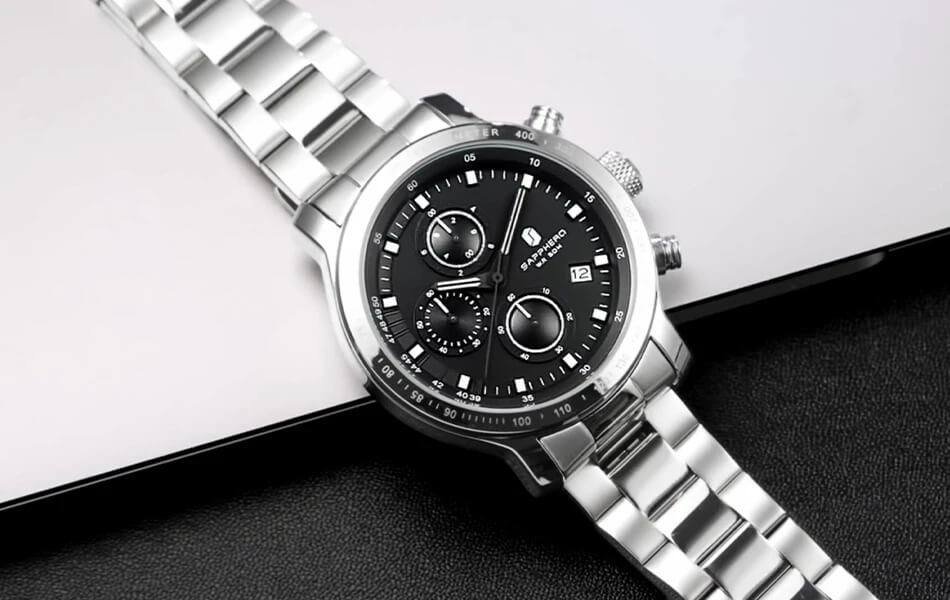 Zegarek chronograf ze srebrną bransoletą i czarną tarczą na czarno-białym tle