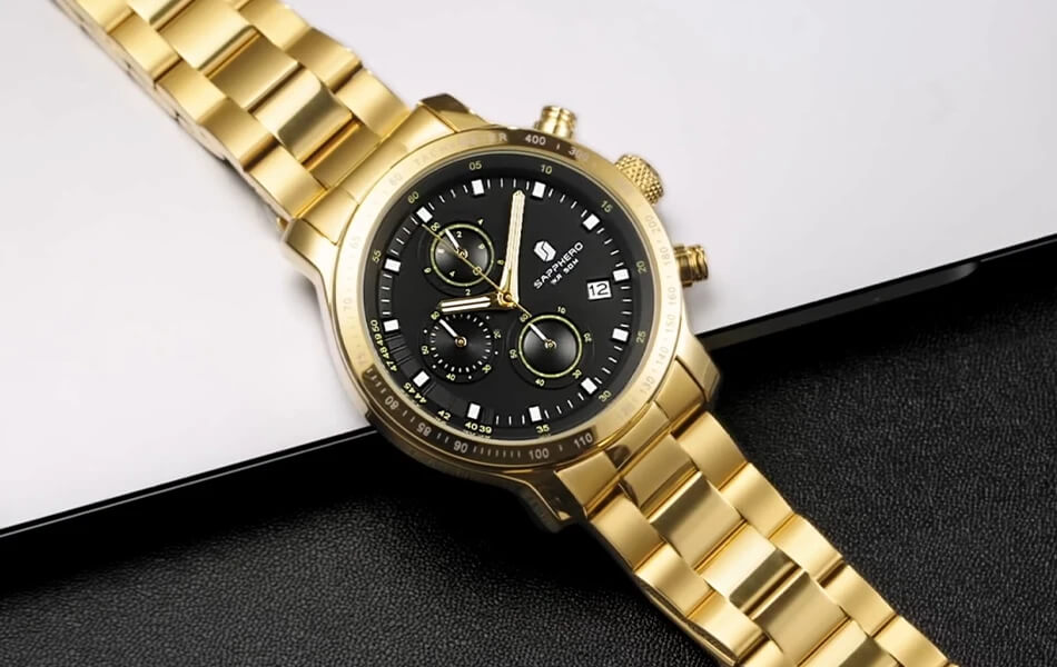 Zegarek chronograf ze złotą bransoletą i czarną tarczą na czarno-białym tle
